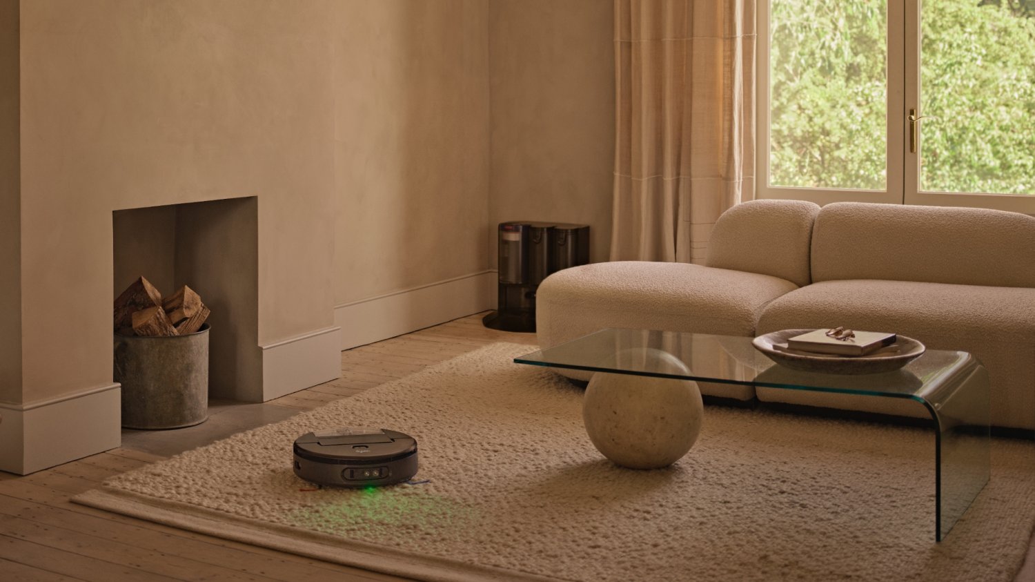 Dyson Spot+Scrub™ Ai to pierwszy robot sprzątający marki, który sprząta na mokro i na sucho. Dzięki zaawansowanej technologii AI wyszukuje, identyfikuje i usuwa plamy oraz inne zabrudzenia.