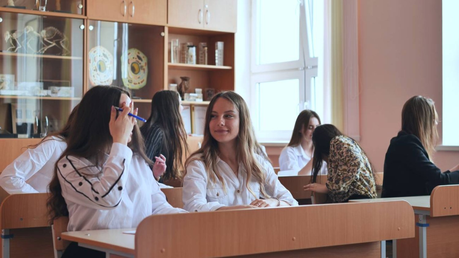 Uczennice na lekcji edukacji zdrowotnej. Uczennice na lekcji edukacji zdrowotnej.