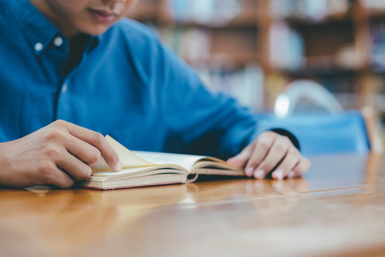 nastoletni uczeń czyta podręcznik w klasie uczeń czyta podręcznik w klasie