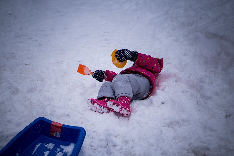 Dziecko bez szalika i czapki na mrozie. Matka dała córce wybór