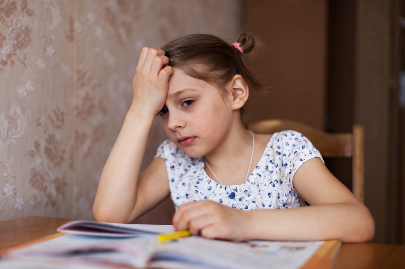 Dziewczynka odrabia lekcje