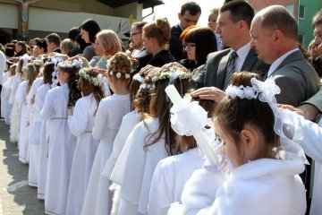 dzieci idące do pierwszej komunii