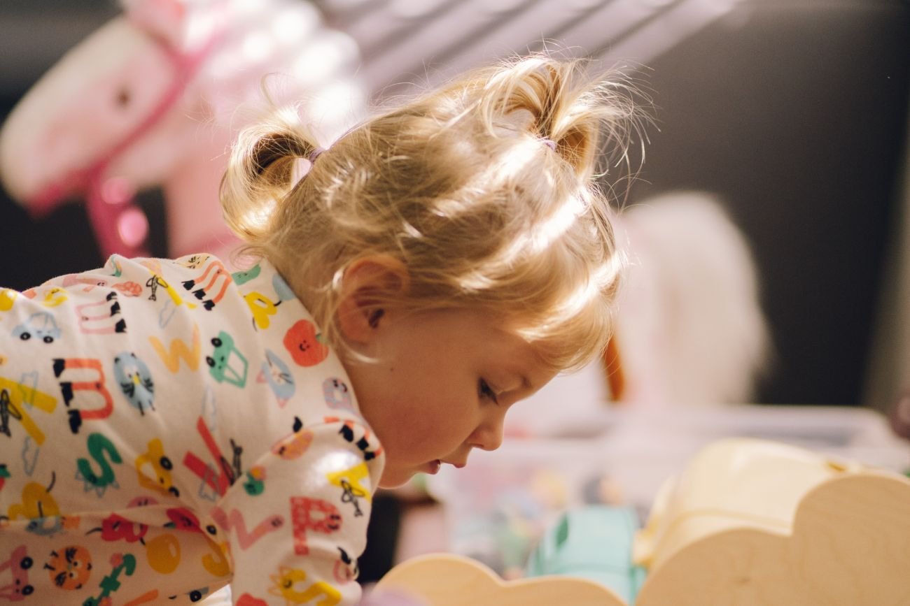 bawiąca się dziewczynka