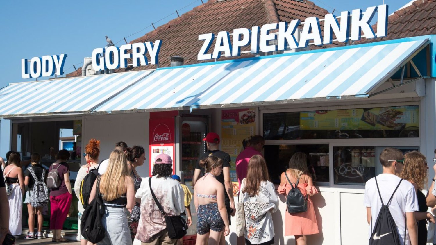 nastolatki kupują gofry nad morzem