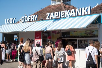 nastolatki kupują gofry nad morzem