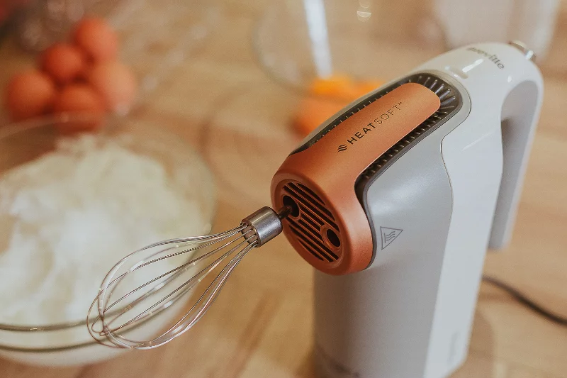 Mikser ręczny Breville z technologią HeatSoft wyposażono w 7-stopniowy regulator prędkości