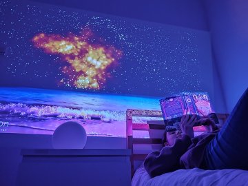 Projektor Samsung The Freestyle Gen. 2 przenosi w kosmos.