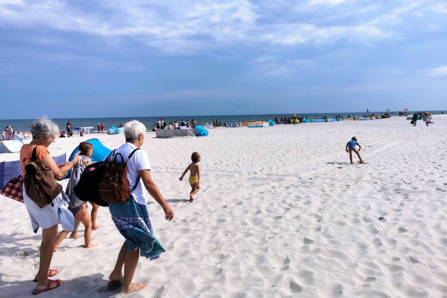 Babcie z wnuczkami na plaży.