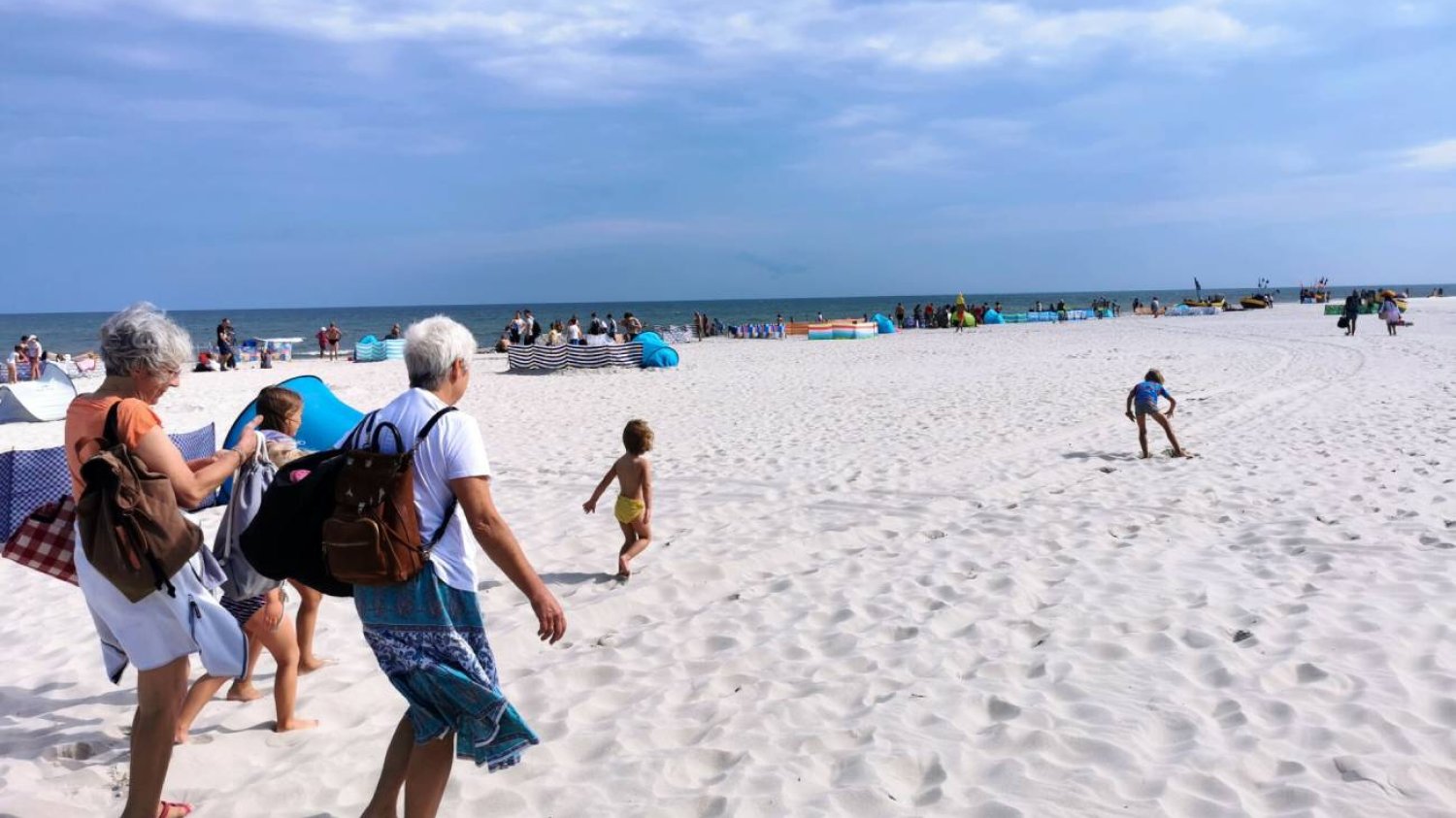 Babcie z wnuczkami na plaży.