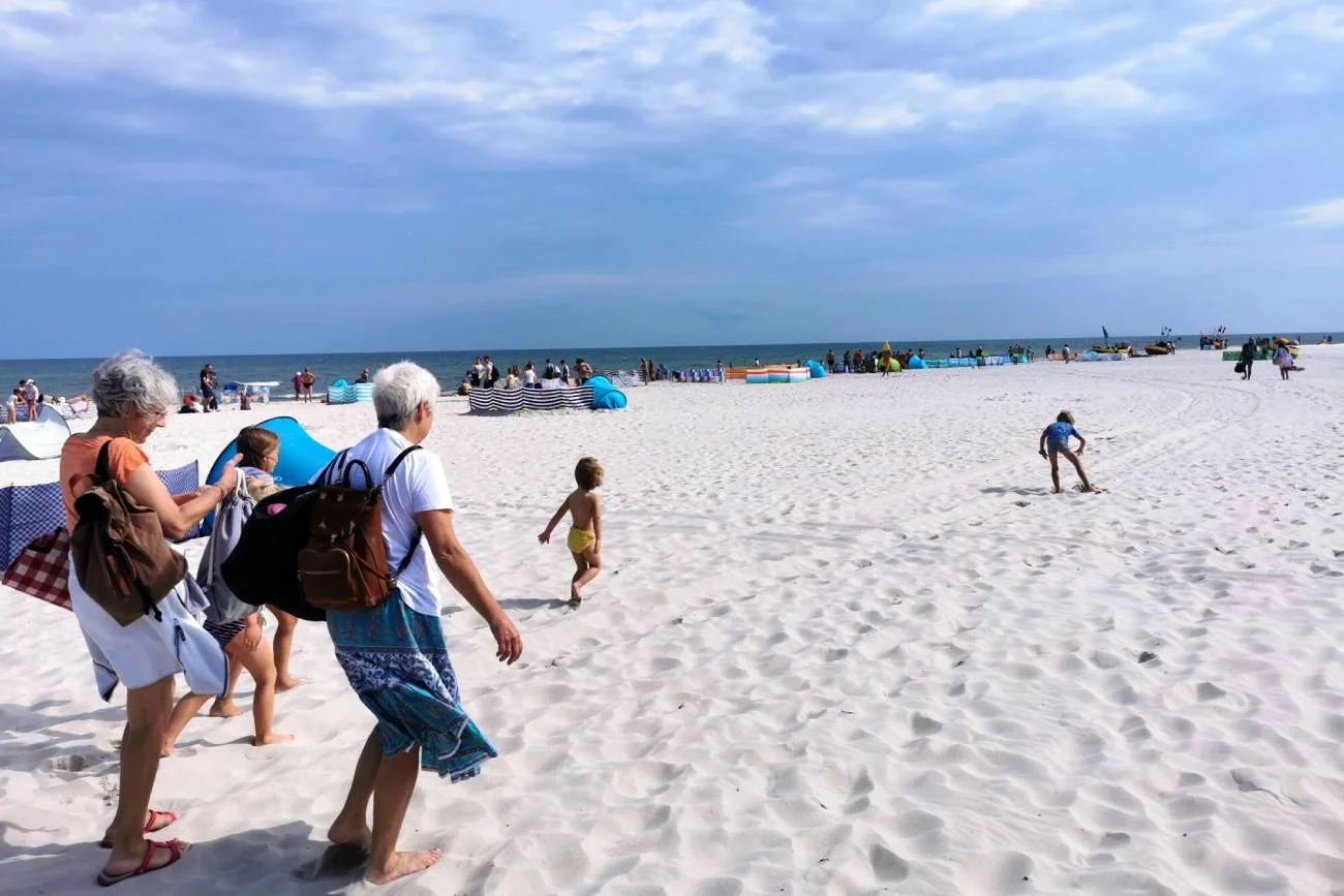 Babcie z wnuczkami na plaży.