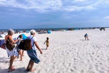 Babcie z wnuczkami na plaży.
