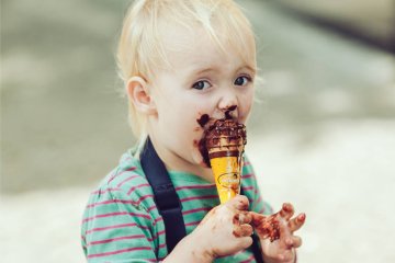lody, jedzenie lodów, lody dla dziecka, lody na śniadanie