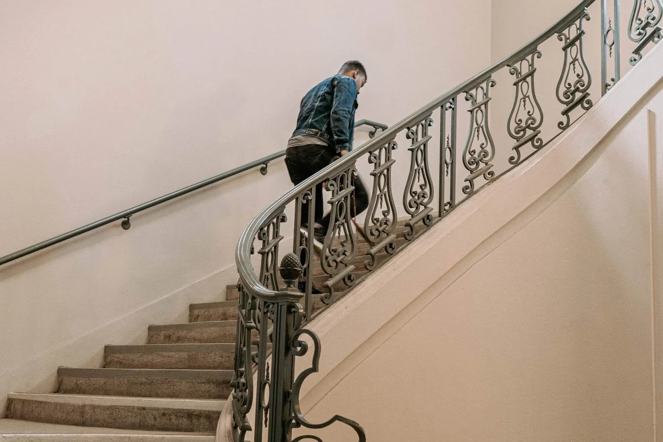 mężczyzna na klatce schodowej