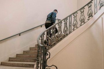 mężczyzna na klatce schodowej