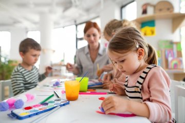 Dzieci wykonują w przedszkolu prace plastyczne.
