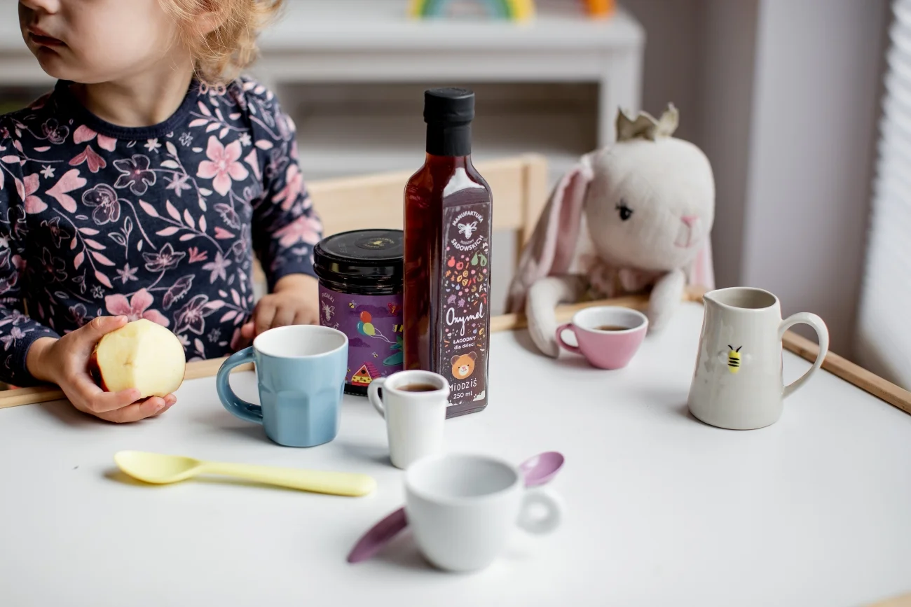 W okresie jesienno-zimowych infekcji dobrze jest włączyć do codziennego menu dziecka produkty na bazie roślin oraz naturalnych darów prosto z ula. Co może pomóc? Prezentujemy 5 przysmaków, które są nie tylko pyszne, ale także dodadzą maluchom mocy.