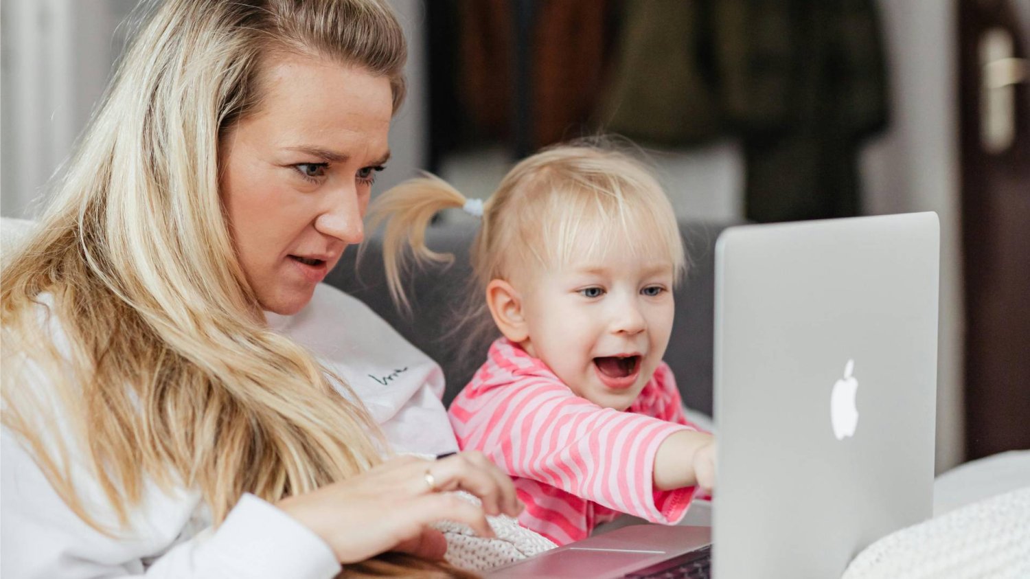 mama pracuje na laptopie z dzieckiem w domu mama pracuje na laptopie z dzieckiem w domu