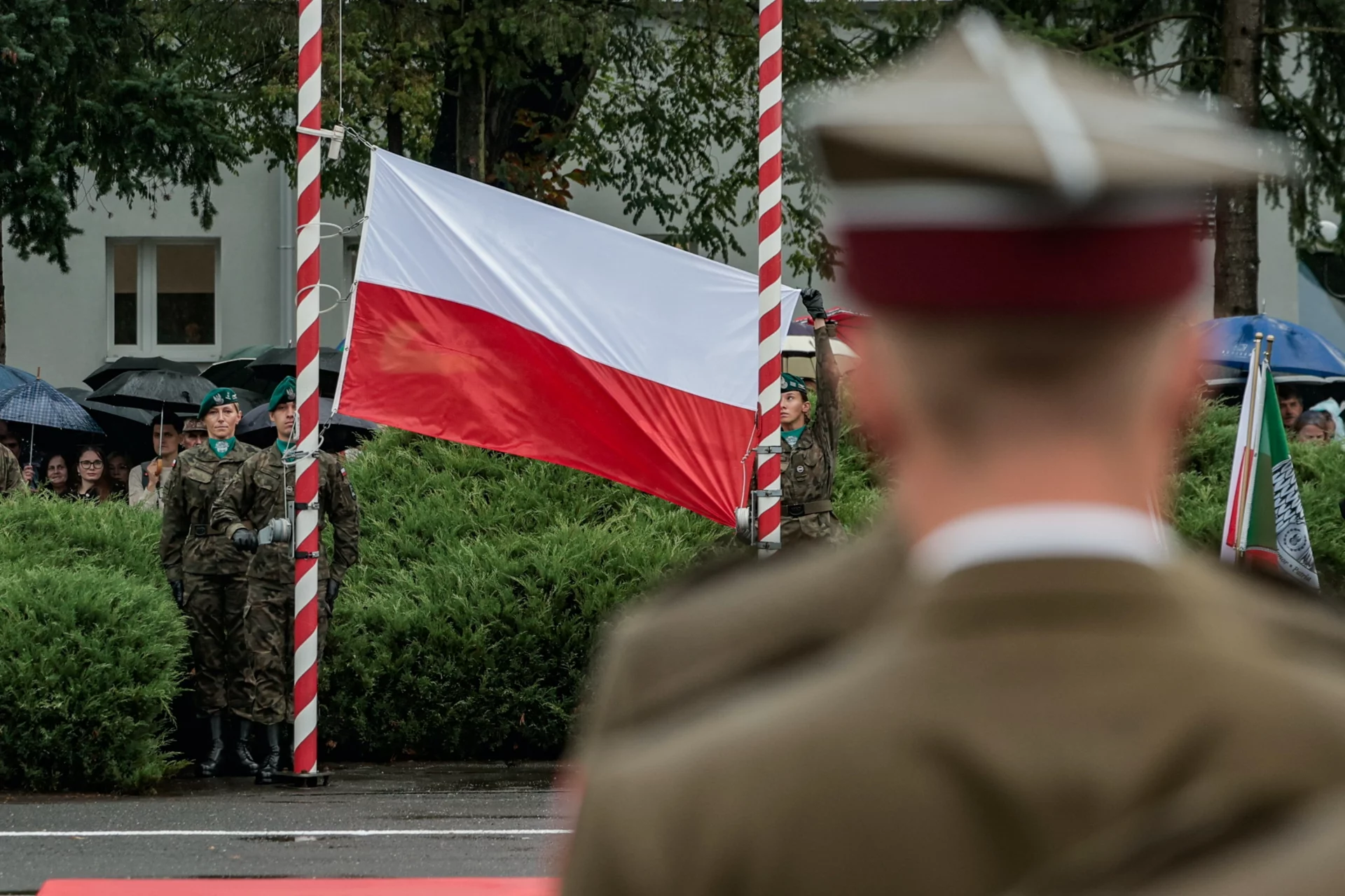 Żołnierze i flaga biało-czerwona