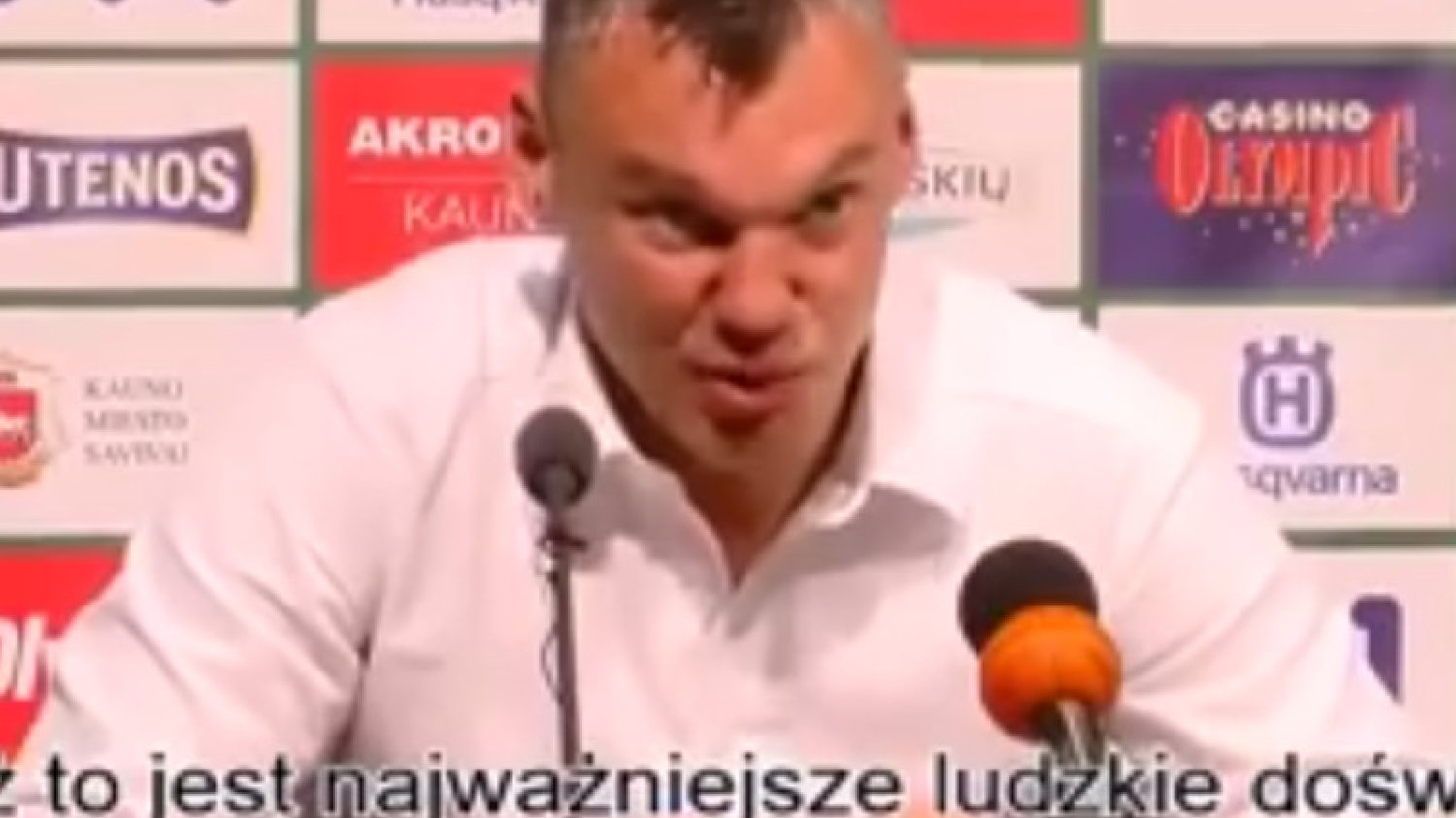 Trener w prostych słowach tłumaczy dziennikarzowi co jest ważne w życiu.