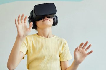dziecko w okularach do wirtualnej rzeczywistości dziecko w okularach VR