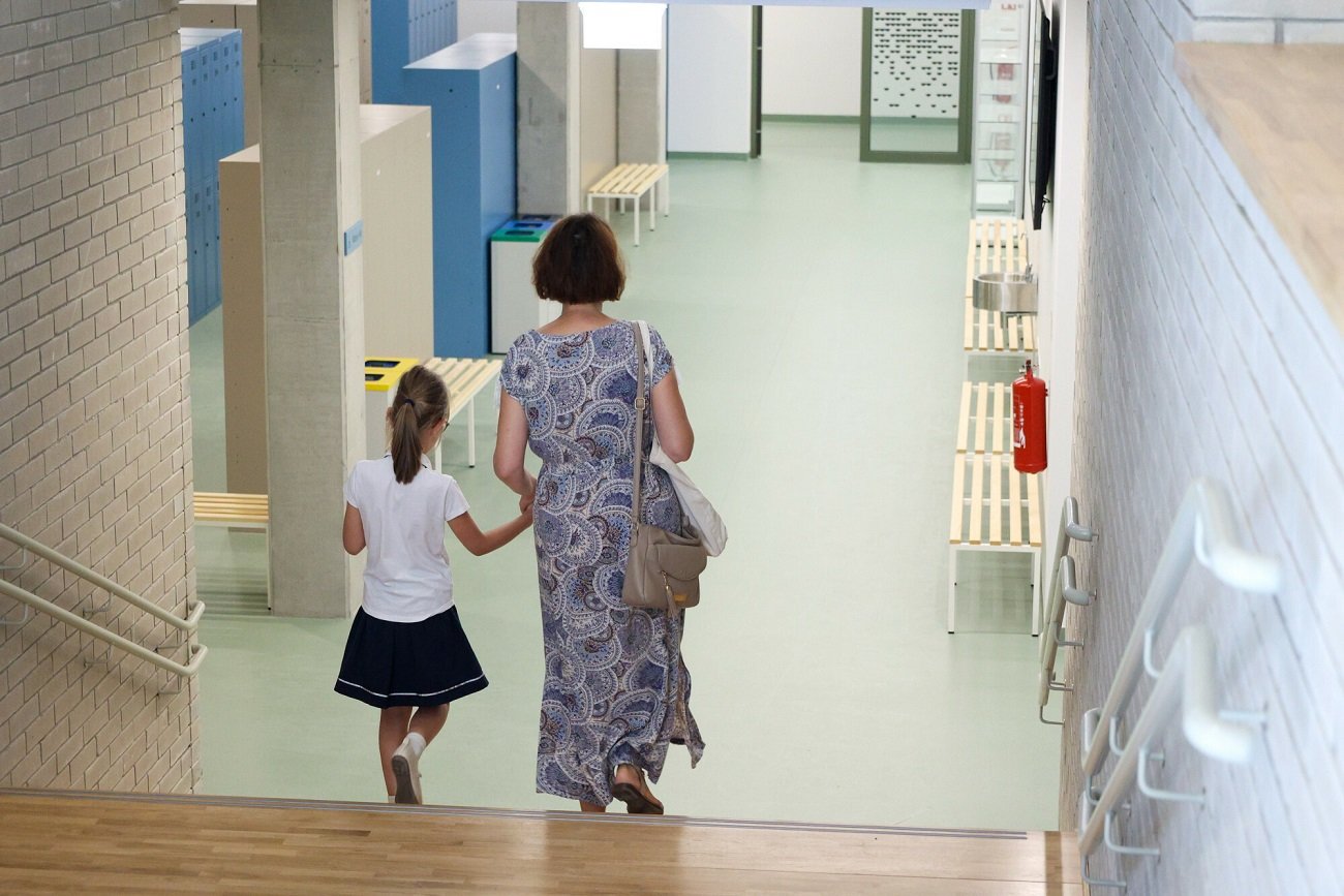 Matka i dziecko w szkole.