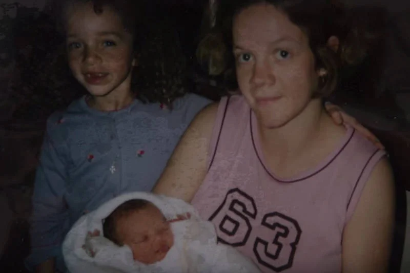 A tak wyglądała Georgina, kiedy urodziła Kylę. Miała jedynie 18 lat i trochę inne usta, włosy i resztę...