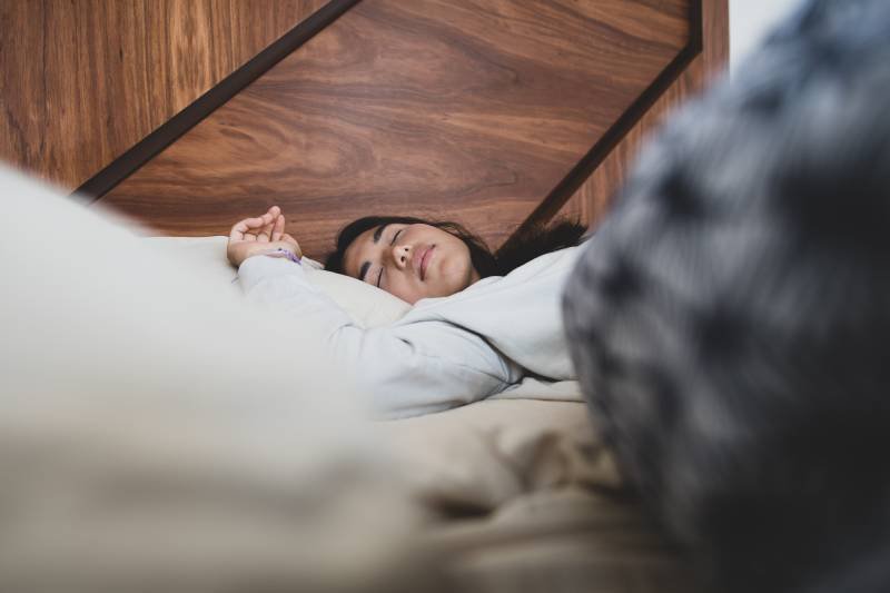 Jak się wyspać? 5 zasad dobrego snu, spać krócej, ale lepiej | MamaDu.pl