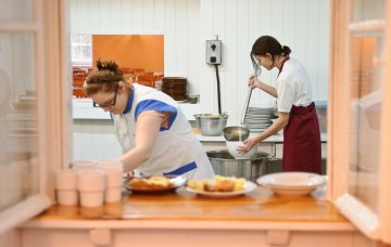 Wyprosili uczennicę ze stołówki z brak mundurka