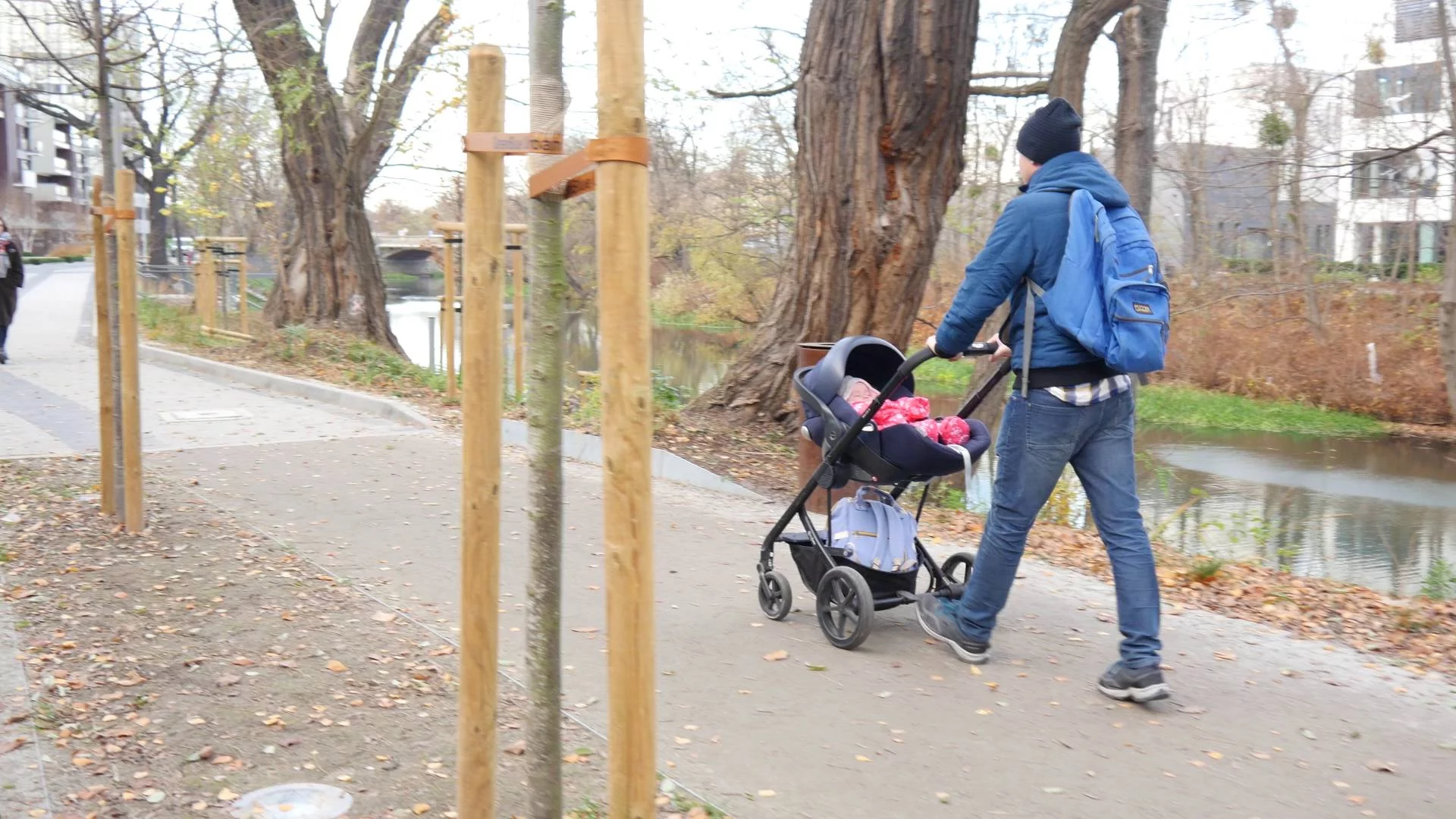 Mężczyzna z dzieckiem w wózku na spacerze