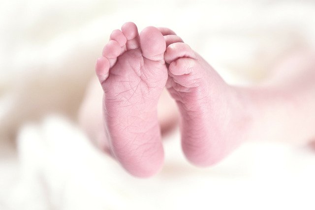 Fot. Pixabay / [url=https://pixabay.com/pl/baby-dziesi%C4%99%C4%87-ma%C5%82ych-noworodka-256857/Rainer_Maiores][/url] / [url=https://pixabay.com/pl/service/terms/#usage]CC0 Public Domain[/url]