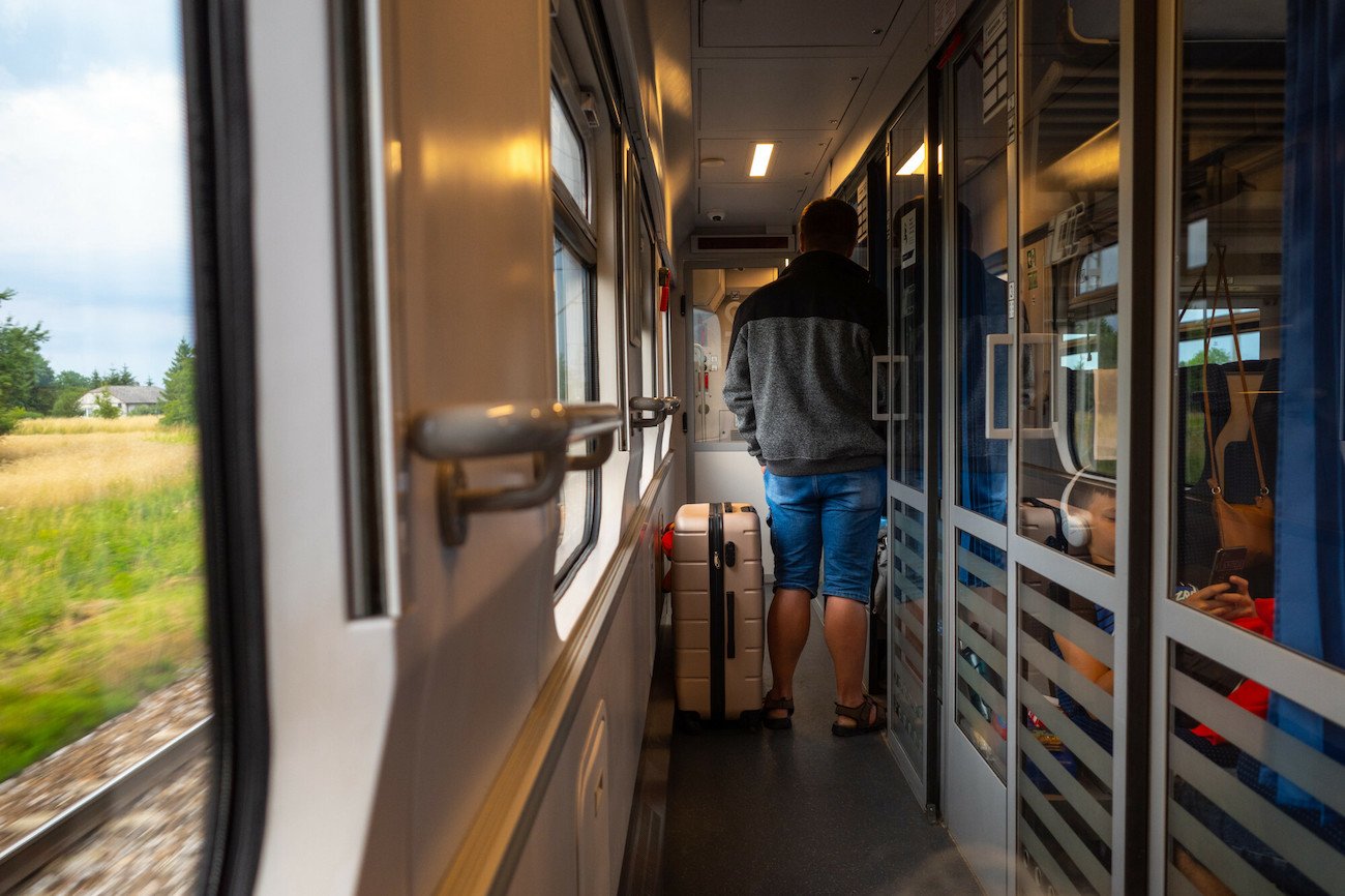 podróżny w pociągu