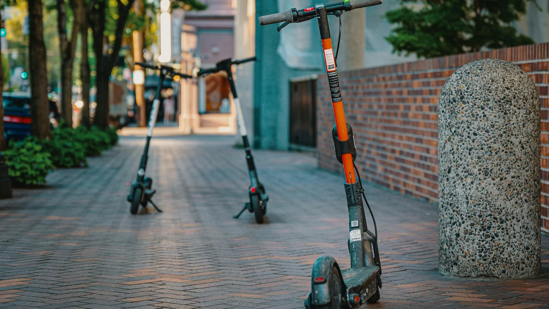 Hulajnogi elektryczne legalne od 13. roku życia. O czym powinni wiedzieć rodzice?
