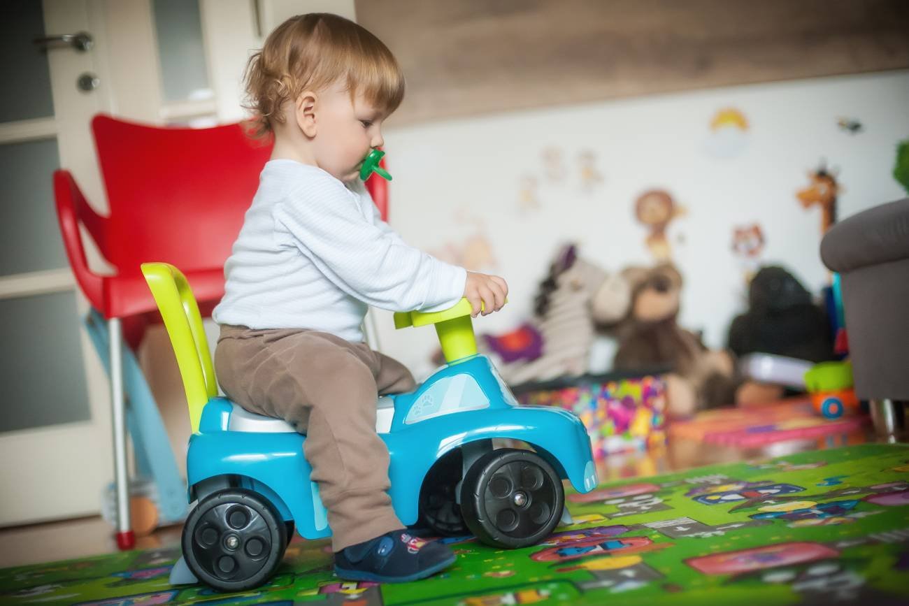 Małe dziecko bawi się w żłobku.