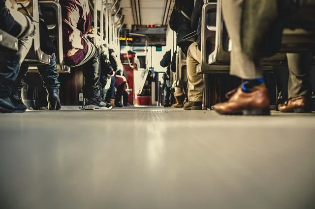 Fot. Pexels / [url=https://www.pexels.com/photo/people-feet-train-travelling-5117/]unsplash.com[/url] / [url=https://www.pexels.com/photo-license/]CC0 License[/url]