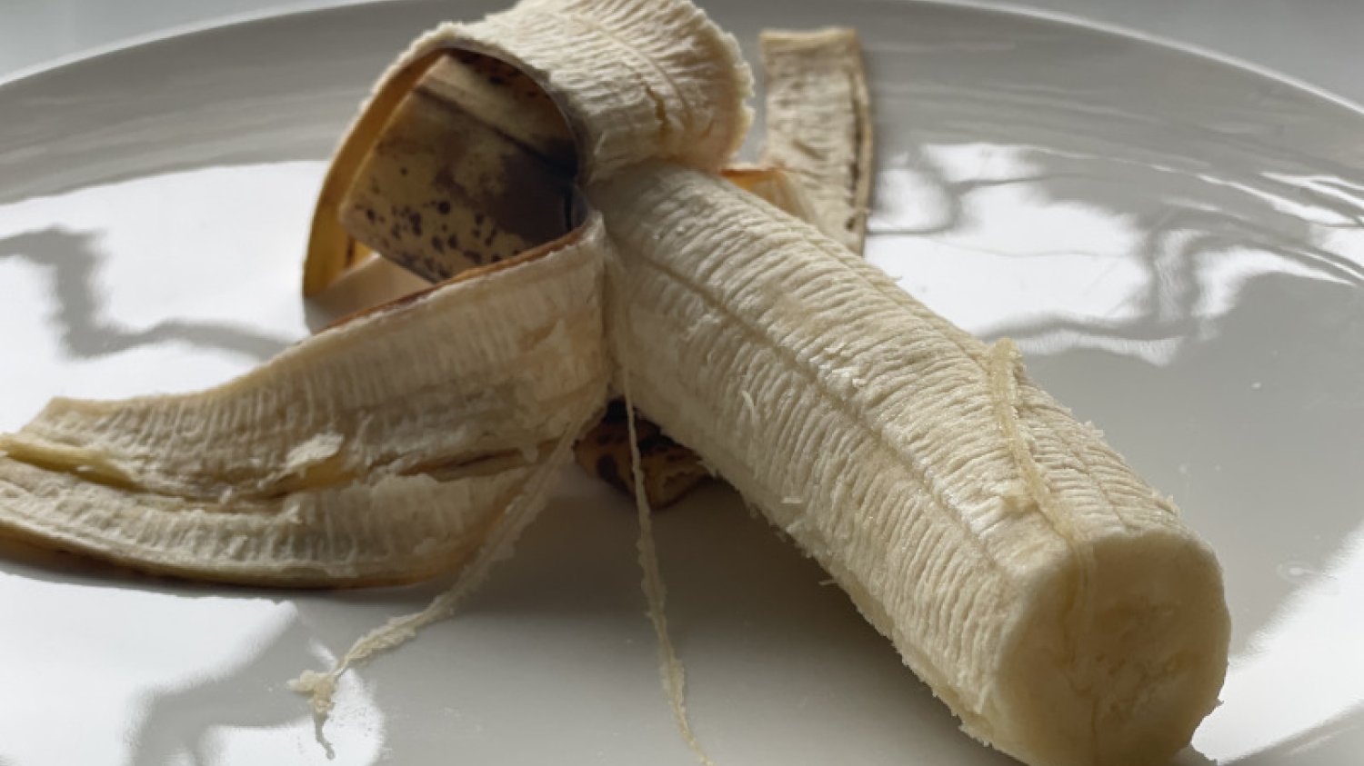 Obieranie banana a nitki