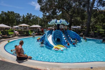 Basen dla dzieci w hotelu oferującym wakacje all inclusive.