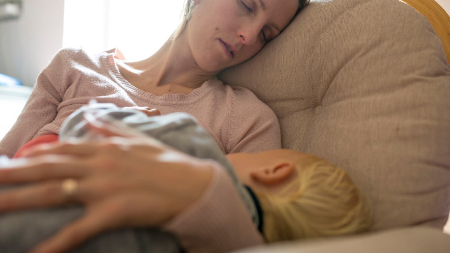 Bycie pełnoetatową mamą jest przywilejem, jednak czasem brakuje sił.