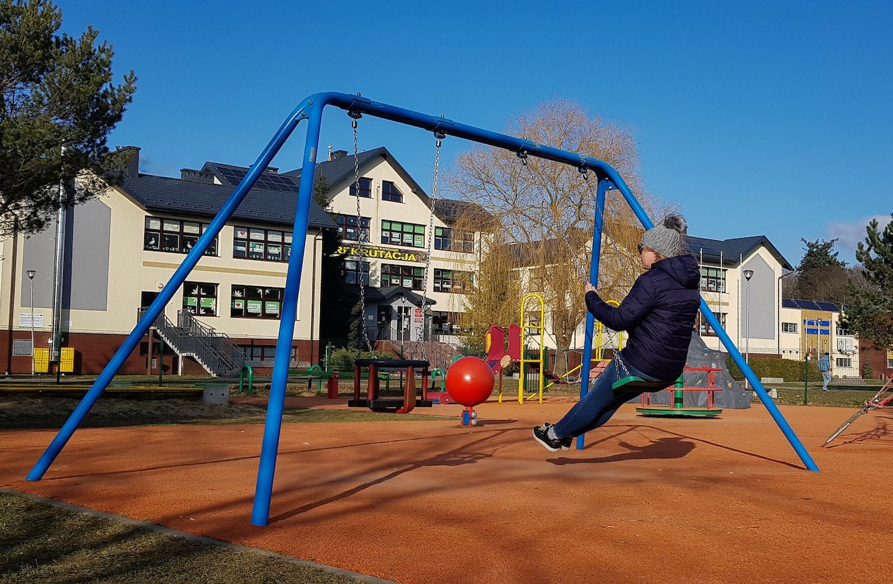 Rano lekcje, wieczorem klub seniora. Nowy pomysł MEN dla szkół zaskakuje