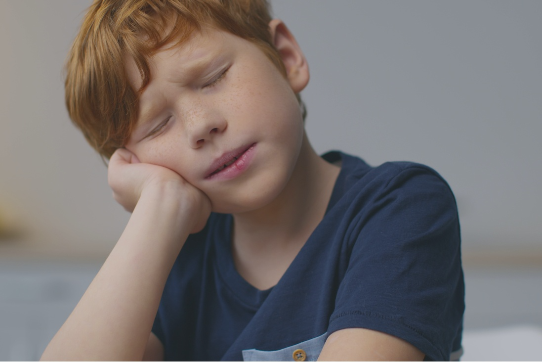 "Nie chce mi się dziś iść do szkoły. Mogę zostać w domu?" Oto, co powinnaś odpowiedzieć