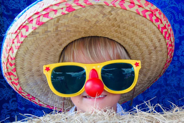 Fot. Pixabay / [url=https://pixabay.com/en/fun-clown-hat-child-boy-kid-649463/]LoveToTakePhotos[/url] / [url=https://pixabay.com/en/service/terms/#download_terms]CC0 Public Domain[/url]