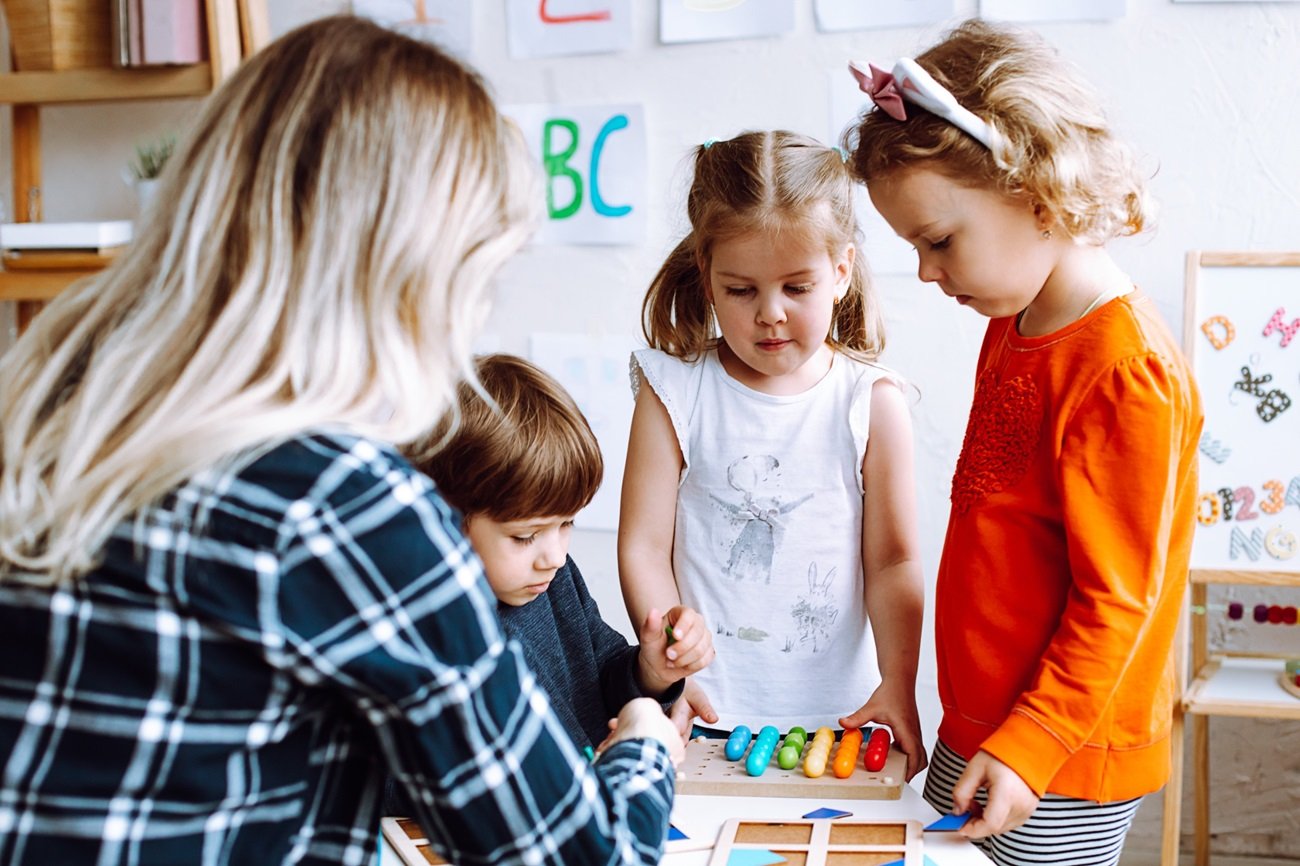 pani nauczycielka z dziećmi