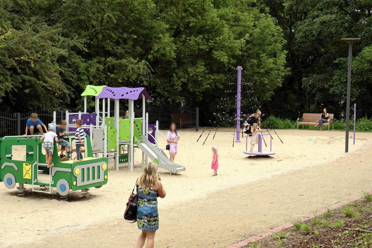 Słowa chłopców na placu zabaw to przykry przykład ksenofobii. Uczymy tego od małego