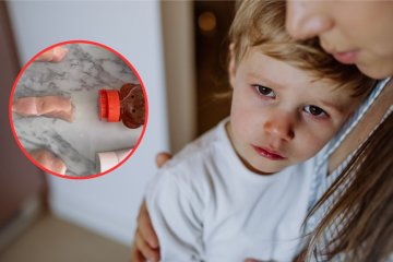 Zapłakany chłopiec przytula się do mamy.