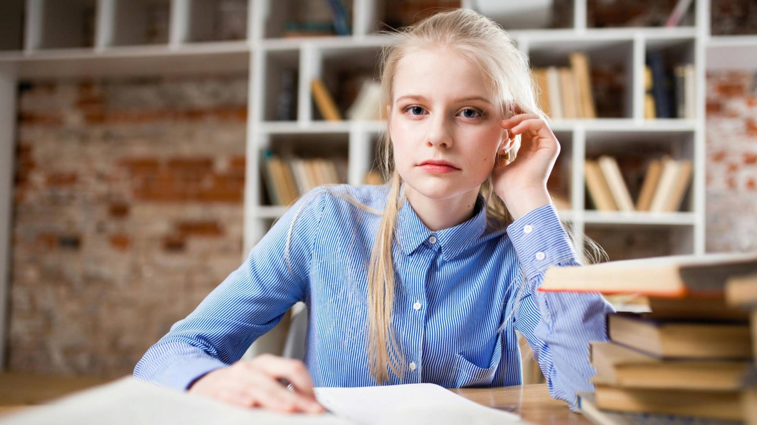 młoda dziewczyna uczy się na studia młoda dziewczyna uczy się na studia
