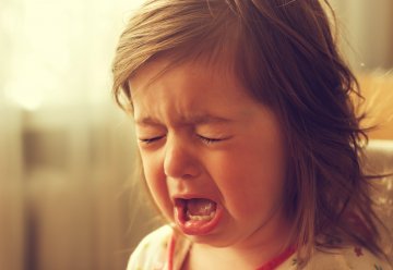 dziecko płacze, jak uspokoić płaczące dziecko, dziewczynka płacze, badanie dziecka, testy alergiczne, przychodnia przyszpitalna.