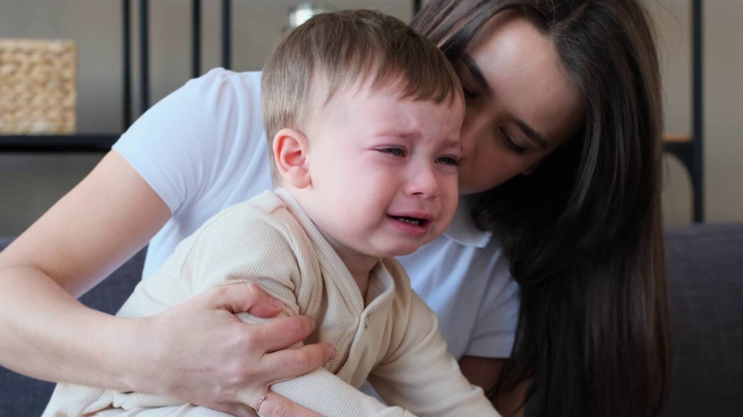 płaczące dziecko na kolanach mamy płaczące dziecko na kolanach mamy