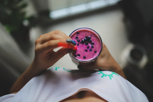Fot. Pixabay / [url=https://pixabay.com/en/girl-woman-people-holding-yogurt-791563/]Kaboompics[/url] / [url=https://pixabay.com/en/service/terms/#download_terms]CC0 Public Domain[/url]