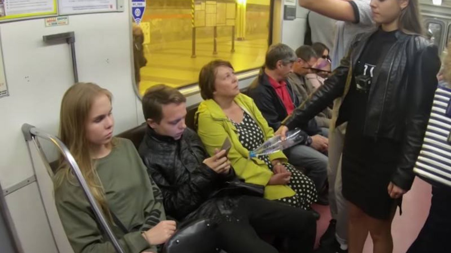 Rosjanka polewała krocza mężczyzn wybielaczem