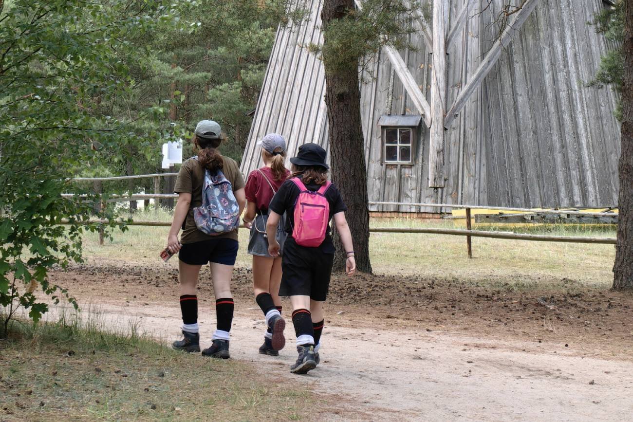 Nastolatki idące na górski szlak na koloniach.