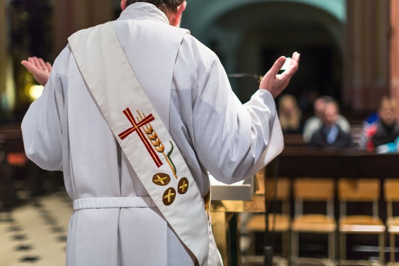 Ksiądz Franciszek Głód stwierdził, że nieskromnie ubrane kobiety oraz ich ekstrawaganckie zachowanie prowokuje mężczyzn do grzechu.